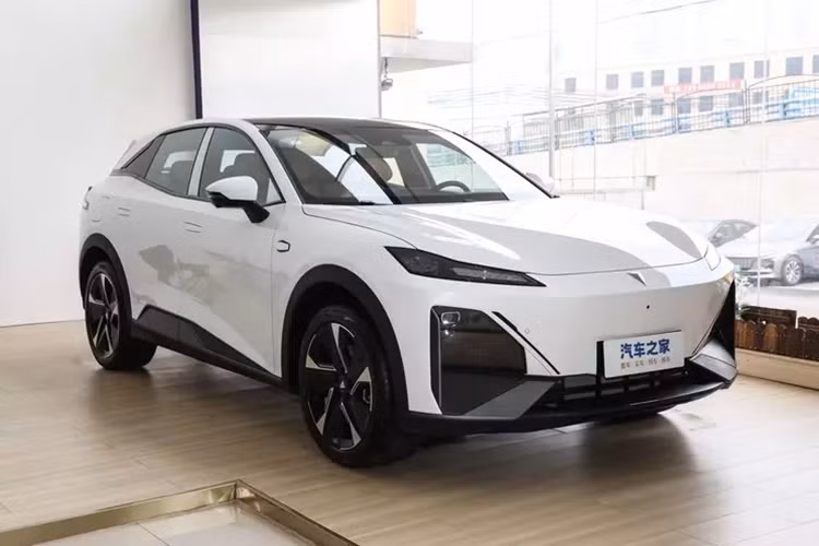 Trong lĩnh vực điện thuần túy, BYD Song L và Chery eQ7 cạnh tranh ở cùng tầm giá. Ưu điểm của Leapmotor C10 nằm ở nền tảng điện hoàn toàn mới và hệ thống lái thông minh với khả năng tính toán mạnh mẽ sẽ giúp hãng có được chỗ đứng trong thị trường SUV đang cạnh tranh khốc liệt.