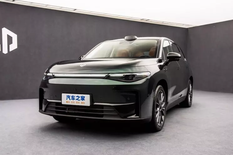 Chưa hết, xe còn có và nền tảng siêu máy tính Nvidia Drive Orin X. , và có cảnh báo chệch làn đường (LDW), cảnh báo phương tiện cắt ngang phía sau (RCTA), hành trình thích ứng tốc độ tối đa (ACC), hệ thống hành trình vào cua thích ứng (ATC), hỗ trợ phi công thông minh tốc độ cao (NAP), đỗ xe tự động APA hệ thống và các chức năng khác.