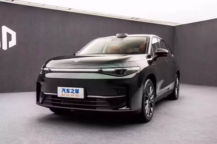 Chưa hết, xe còn có và nền tảng siêu máy tính Nvidia Drive Orin X. , và có cảnh báo chệch làn đường (LDW), cảnh báo phương tiện cắt ngang phía sau (RCTA), hành trình thích ứng tốc độ tối đa (ACC), hệ thống hành trình vào cua thích ứng (ATC), hỗ trợ phi công thông minh tốc độ cao (NAP), đỗ xe tự động APA hệ thống và các chức năng khác.