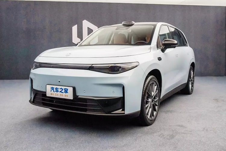 SUV điện Leapmotor C10 được áp dụng ngôn ngữ thiết kế mới nhất của gia đình Leapmotor, mặt trước của phiên bản tầm xa và phiên bản thuần điện vẫn được giữ nguyên, có hình dáng khép kín. Hình dáng cụm đèn pha trông mềm mại và mượt mà hơn so với Leapmotor C11, đồng thời dải đèn LED xuyên suốt ở giữa giúp mở rộng hơn nữa chiều rộng thị giác của phần đầu xe.