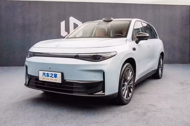 SUV điện Leapmotor C10 được áp dụng ngôn ngữ thiết kế mới nhất của gia đình Leapmotor, mặt trước của phiên bản tầm xa và phiên bản thuần điện vẫn được giữ nguyên, có hình dáng khép kín. Hình dáng cụm đèn pha trông mềm mại và mượt mà hơn so với Leapmotor C11, đồng thời dải đèn LED xuyên suốt ở giữa giúp mở rộng hơn nữa chiều rộng thị giác của phần đầu xe.