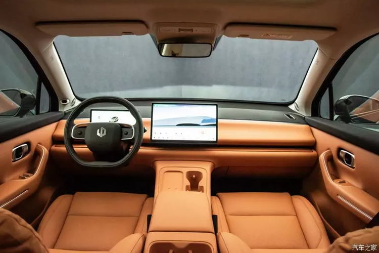 Phần hông xe mang phong cách thiết kế đơn giản nhưng đầy đủ, bộ mâm đa chấu cỡ lớn màu xám súng mang đậm hương vị của một chiếc xe hiệu suất. Đuôi xe được trang bị cụm đèn xuyên suốt và được trang bị cánh lướt gió nhằm tăng thêm tính thể thao, bên dưới cụm đèn hậu là tên hãng Leapmotor.