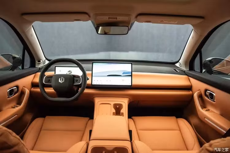 Phần hông xe mang phong cách thiết kế đơn giản nhưng đầy đủ, bộ mâm đa chấu cỡ lớn màu xám súng mang đậm hương vị của một chiếc xe hiệu suất. Đuôi xe được trang bị cụm đèn xuyên suốt và được trang bị cánh lướt gió nhằm tăng thêm tính thể thao, bên dưới cụm đèn hậu là tên hãng Leapmotor.