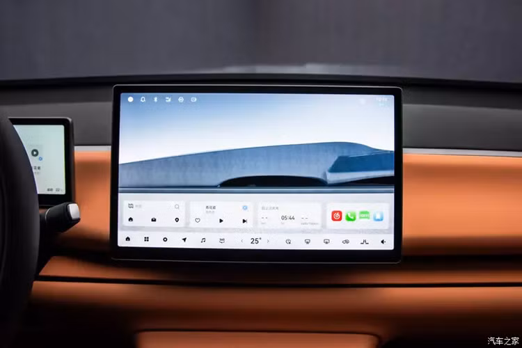 Đi sâu vào khoang lái, ta sẽ thấy nội thất bố trí hình chữ T, có hai màu: cam và tím, nổi bật với bảng đồng hồ 10,25 inch và màn hình điều khiển trung tâm 14,6 inch. Hệ điều hành của xe đến từ hệ điều hành Leapmotor, được trang bị chip Qualcomm Snapdragon 8295.