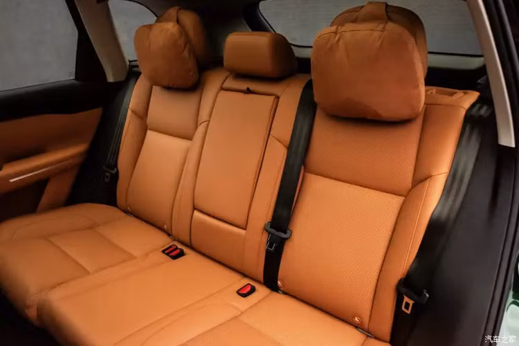 SUV điện Leapmotor C10 có nội thất áp dụng phong cách thiết kế mới, nhìn tổng thể đơn giản hơn, màn hình hành khách trên C11 đã bị loại bỏ, chỉ giữ lại bảng đồng hồ LCD và màn hình điều khiển trung tâm kích thước lớn, mang đến nhiều trải nghiệm hơn.