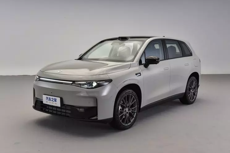 Đồng thời được trang bị nền tảng siêu máy tính NVIDIA DRIVE Orin X tiên tiến hơn, kiến trúc điện tiên tiến hơn và mạnh mẽ hơn. Ngoài ra, khả năng lái thông minh là điểm nhấn của xe sẽ nâng cao hơn nữa khả năng cạnh tranh trên thị trường của Leapmotor C10.