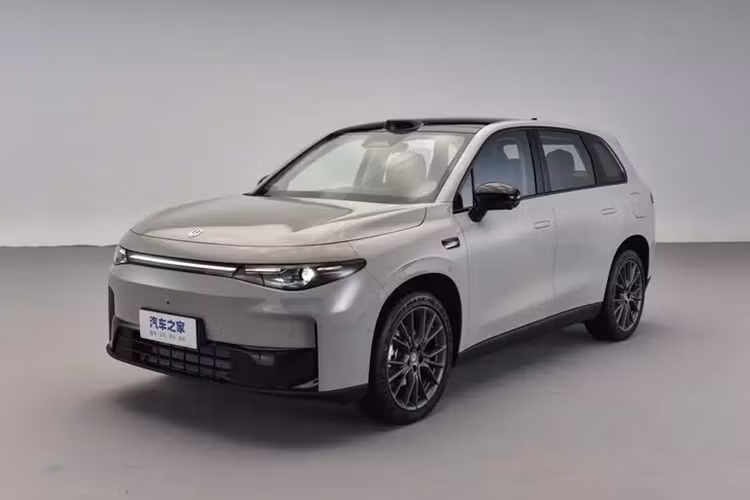 Đồng thời được trang bị nền tảng siêu máy tính NVIDIA DRIVE Orin X tiên tiến hơn, kiến trúc điện tiên tiến hơn và mạnh mẽ hơn. Ngoài ra, khả năng lái thông minh là điểm nhấn của xe sẽ nâng cao hơn nữa khả năng cạnh tranh trên thị trường của Leapmotor C10.