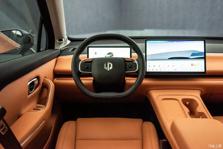 Ngày nay, hầu hết mọi người đều có điện thoại di động màn hình lớn và tỷ lệ sử dụng màn hình hành khách quả thực không cao. Nội thất của xe sử dụng nhiều đường ngang để mở rộng hiệu ứng thị giác, đồng thời áp dụng thiết kế cửa gió điều hòa ẩn.