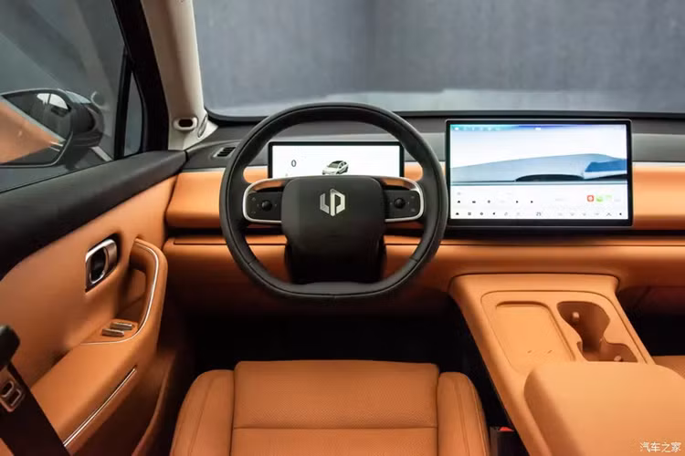 Ngày nay, hầu hết mọi người đều có điện thoại di động màn hình lớn và tỷ lệ sử dụng màn hình hành khách quả thực không cao. Nội thất của xe sử dụng nhiều đường ngang để mở rộng hiệu ứng thị giác, đồng thời áp dụng thiết kế cửa gió điều hòa ẩn.