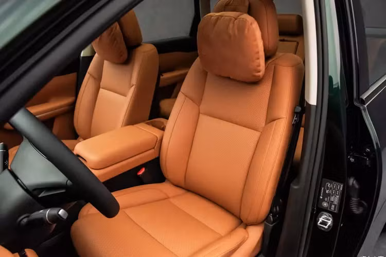 Xét về kích thước, SUV điện Leapmotor C10 có thân xe bao gồm chiều dài, chiều rộng và chiều cao lần lượt sẽ là 4739/1900/1680mm, chiều dài cơ sở là 2825mm. Về hệ thống treo khung gầm, xe mới sử dụng hệ thống treo độc lập đa liên kết phía trước MacPherson và phía sau.