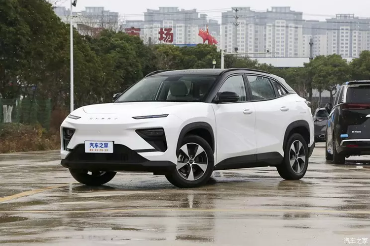 Leapmotor C10 được định vị là một chiếc SUV cỡ trung, đối thủ cạnh tranh gần nhất với nó về giá cả cũng như là sức mạnh chỉ có Changan Deep Blue S7. Cả hai đều có phiên bản thuần điện và phạm vi mở rộng được rao bán. cũng tung ra phiên bản Honor phạm vi mở rộng, giá sẽ giảm thêm, điều này sẽ gây một số áp lực lên Leapmotor C10.