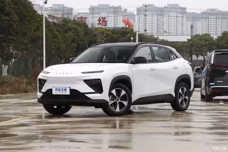 Leapmotor C10 được định vị là một chiếc SUV cỡ trung, đối thủ cạnh tranh gần nhất với nó về giá cả cũng như là sức mạnh chỉ có Changan Deep Blue S7. Cả hai đều có phiên bản thuần điện và phạm vi mở rộng được rao bán. cũng tung ra phiên bản Honor phạm vi mở rộng, giá sẽ giảm thêm, điều này sẽ gây một số áp lực lên Leapmotor C10.