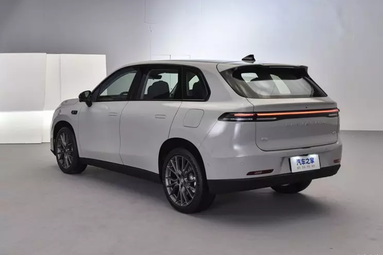 Hệ thống sức mạnh của phiên bản tầm xa gồm có động cơ xăng + mô-tơ 4 xi-lanh hút khí tự nhiên, dung tích 1,5 lít, có công suất tối đa 95 mã lực, công suất mô-tơ là 231 mã lực