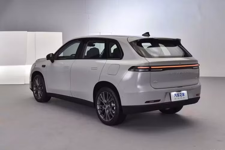 Hệ thống sức mạnh của phiên bản tầm xa gồm có động cơ xăng + mô-tơ 4 xi-lanh hút khí tự nhiên, dung tích 1,5 lít, có công suất tối đa 95 mã lực, công suất mô-tơ là 231 mã lực