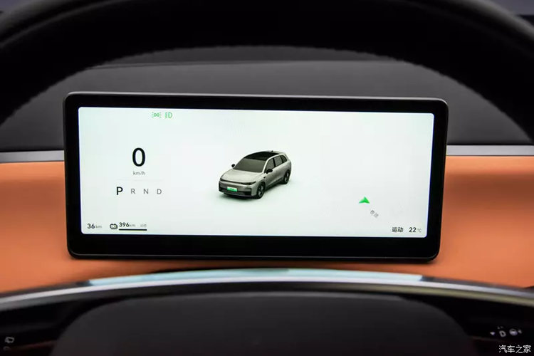 Hơn nữa, ghế trước có thể gập phẳng tới 180°, biến thành ghế sofa cỡ lớn với chiều dài gần 1,8 m. Khi gập cả hàng ghế trước và sau xuống, nó có thể tạo thành một chiếc giường dài hơn 2,7 m.