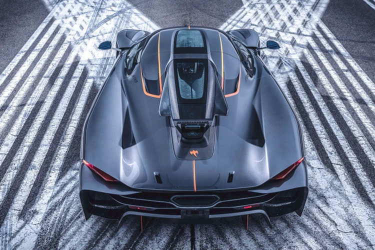 Koenigsegg Jesko bản Absolut được sử dụng ở đây loại bỏ cánh lướt gió cỡ lớn và lực ép xuống tối đa để chuyển sang tốc độ trên đường thẳng, tối ưu hóa lực cản để đạt được khả năng tăng tốc tốt hơn.