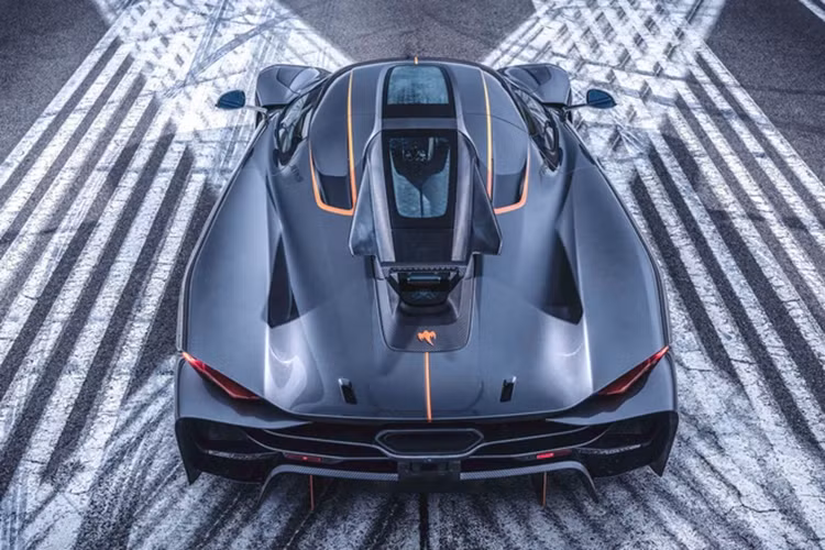 Koenigsegg Jesko bản Absolut được sử dụng ở đây loại bỏ cánh lướt gió cỡ lớn và lực ép xuống tối đa để chuyển sang tốc độ trên đường thẳng, tối ưu hóa lực cản để đạt được khả năng tăng tốc tốt hơn.