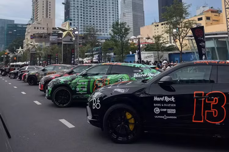 Ngoài chiếc Lamborghini Urus Performante Essenza SCV12 Special Edition, trong sự kiện xe Gumball 3000 2024 còn có nhiều biến thể Urus khác như tiêu chuẩn, S hay Performante được dán nhiều bộ áo sặc sỡ mang đến lễ hội xe rất đẹp mắt.