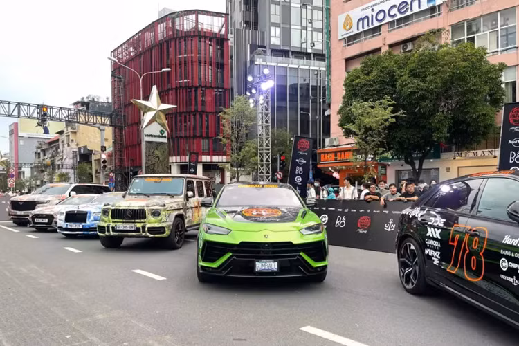 Để tạo sự khác biệt khác cho nội thất so với phiên bản sản xuất, có hai tấm biển trên Urus SCV12, một tấm biển kỷ niệm sinh nhật lần thứ 60 của Lamborghini và một tấm biển có tên chủ sở hữu cùng con số họ yêu thích.