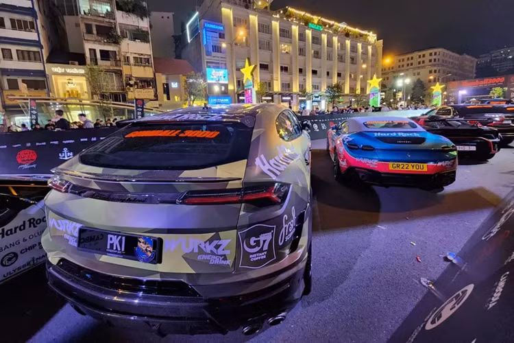 Như vậy, cũng có thể xem đây là chiếc siêu SUV Lamborghini Urus đắt nhất thế giới. Siêu SUV Lamborghini Urus Performante phiên bản đặc biệt Essenza SCV12 dành riêng cho 40 khách hàng đã mua chiếc xe dựa trên Aventador chỉ dành cho đường đua.