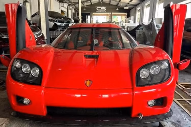 Chiếc Koenigsegg CCX của đại gia Hải Phòng được đưa về Việt Nam từ năm 2020. Tuy nhiên, sau 4 năm, xe vẫn chưa một lần lăn bánh trên đường phố. Mới đây, trên mạng xã hội lại bất ngờ lan truyền hình ảnh siêu phẩm triệu đô Koenigsegg CCX đang nằm trong một gara ở TP.HCM.