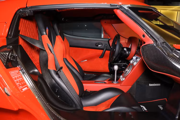 Xe có phần mui được tháo lắp hoàn toàn bằng tay và được đặt phía trước khoang hành lý. Thao tác nhét mui xe vào trong khoang chứa đồ ở trước cũng kỳ công và vất vả không kém việc tháo lắp mui xe.