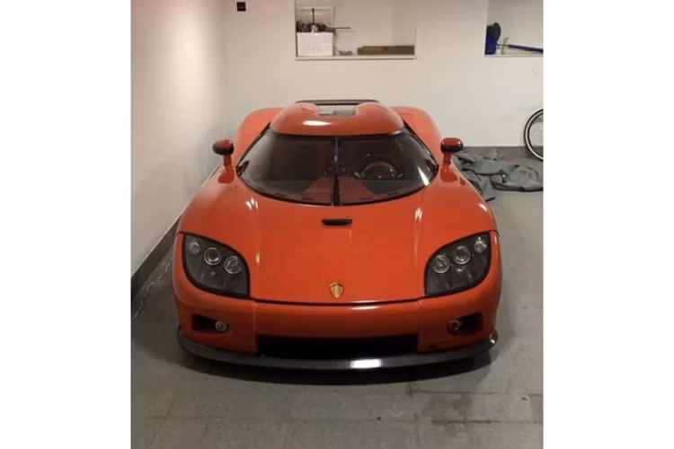 Theo hình ảnh được chia sẻ, góc dán tem đăng kiểm và phí đường bộ của chiếc xe hypercar Koenigsegg CCX triệu đô vẫn trống trơn, đồng nghĩa xe vẫn chưa có biển số. 