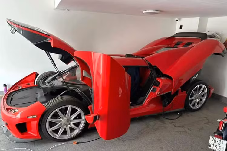 Bên trong cabin, chiếc hypercar được hoàn thiện thiện với tông màu đỏ - đen tương phản, “ton-sour-ton” với ngoại thất.