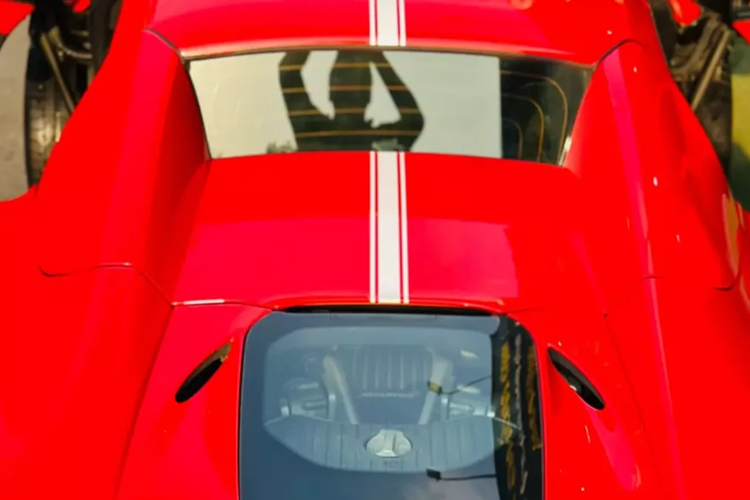 Gói độ này còn có cản va trước cỡ lớn bằng sợi carbon khá hầm hố, bên trong xe được tranh bị thêm cánh lướt gió carbon. Ấn tượng nhất trên bản độ McLaren 650S Spider Liberty Walk chính là cánh lướt gió cố định đuôi xe cỡ lớn và cản va sau bằng sợi carbon.