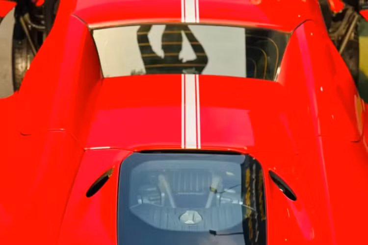 Gói độ này còn có cản va trước cỡ lớn bằng sợi carbon khá hầm hố, bên trong xe được tranh bị thêm cánh lướt gió carbon. Ấn tượng nhất trên bản độ McLaren 650S Spider Liberty Walk chính là cánh lướt gió cố định đuôi xe cỡ lớn và cản va sau bằng sợi carbon.