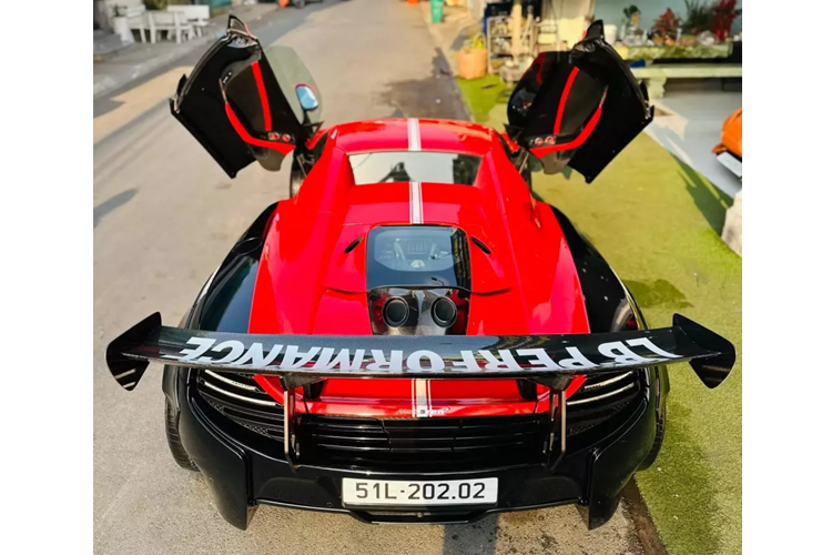 Không chỉ độ body kit, siêu xe mui trần McLaren 650S Spider này cũng sẽ được trang bị nhiều đồ chơi theo gói độ Liberty Walk như mâm kích thước "khủng" của Forgiato, phuộc hơi nâng hạ gầm của Air Rex và ống xả độ FI.