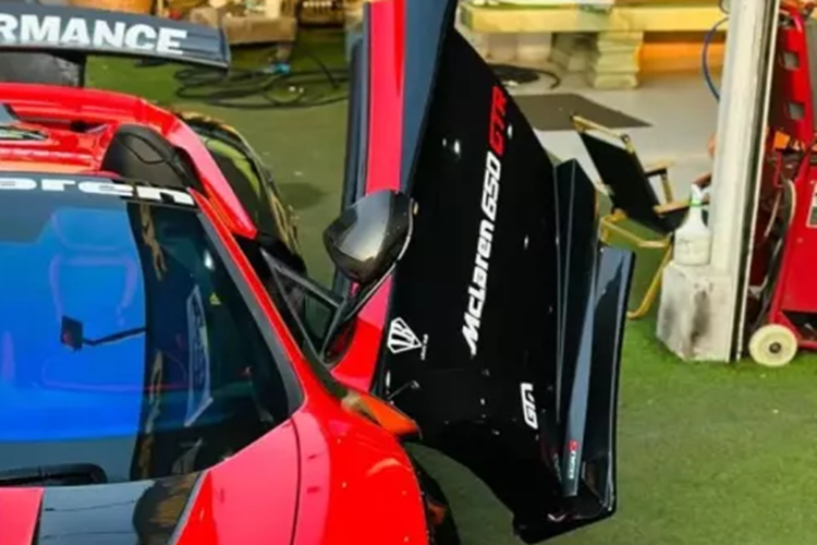 Như đã nói, siêu xe mui trần McLaren 650S Spider bản độ Liberty Walk chỉ có 2 xe tại Việt Nam, ngoài chiếc này ra còn có xe của Dương Kon, chồng siêu mẫu Ngọc Thạch. McLaren 650S Spider độ Liberty Walk sẽ phải chịu hy sinh bộ áo nguyên bản của xe để khoác lên mình bộ body kit thân rộng của hãng Nhật Bản.