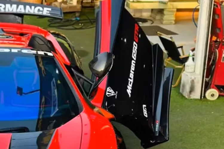 Như đã nói, siêu xe mui trần McLaren 650S Spider bản độ Liberty Walk chỉ có 2 xe tại Việt Nam, ngoài chiếc này ra còn có xe của Dương Kon, chồng siêu mẫu Ngọc Thạch. McLaren 650S Spider độ Liberty Walk sẽ phải chịu hy sinh bộ áo nguyên bản của xe để khoác lên mình bộ body kit thân rộng của hãng Nhật Bản.