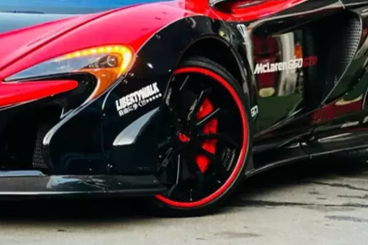 Các vòm bánh xe nguyên bản sẽ được cắt bỏ và trang bị thêm vòm bánh xe nới rộng ra, cố định bằng đinh tán. Bài toán khó nhất trên bản độ McLaren 650S Spider Liberty Walk chính là mui xếp cứng của xe có thể hoạt động dễ dàng hay không. Muốn làm điều này hãng độ Nhật Bản phải tính toán chi tiết và có thể dời cánh lướt gió hầm hố về sau nhiều hơn.