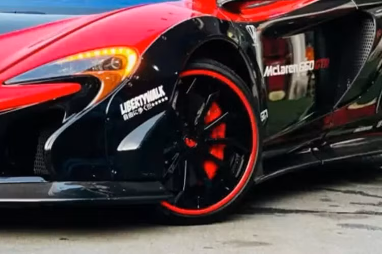 Các vòm bánh xe nguyên bản sẽ được cắt bỏ và trang bị thêm vòm bánh xe nới rộng ra, cố định bằng đinh tán. Bài toán khó nhất trên bản độ McLaren 650S Spider Liberty Walk chính là mui xếp cứng của xe có thể hoạt động dễ dàng hay không. Muốn làm điều này hãng độ Nhật Bản phải tính toán chi tiết và có thể dời cánh lướt gió hầm hố về sau nhiều hơn.