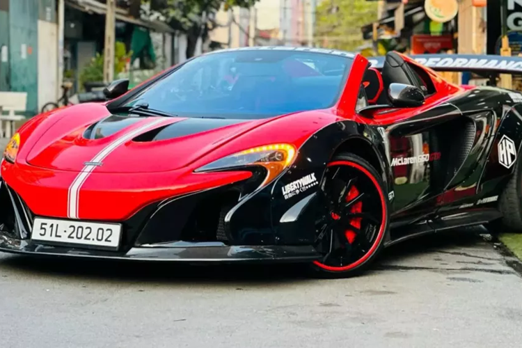 Mới đây, thông tin về việc 1 chiếc siêu xe mui trần McLaren 650S Spider bản độ Liberty Walk chuyển hộ khẩu vào Sài thành, sau nhiều tháng định cư ở Hà Nội, đã nhanh chóng thu hút sự quan tâm của giới mê xe tại Việt Nam. Tại Việt Nam, chỉ có 2 chiếc McLaren 650S Spider Liberty Walk.