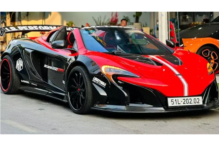Siêu xe McLaren 650S Spider được trang bị động cơ V8, tăng áp kép, dung tích 3,8 lít, sản sinh công suất tối đa 641 mã lực. Động cơ kết hợp cùng hộp số tự động ly hợp kép 7 cấp và hệ dẫn động cầu sau, nhờ đó, siêu xe mui trần McLaren 650S Spider chỉ mất thời gian 3 giây là có thể tăng tốc từ vị trí xuất phát lên 100 km/h trước khi đạt vận tốc tối đa 328 km/h.