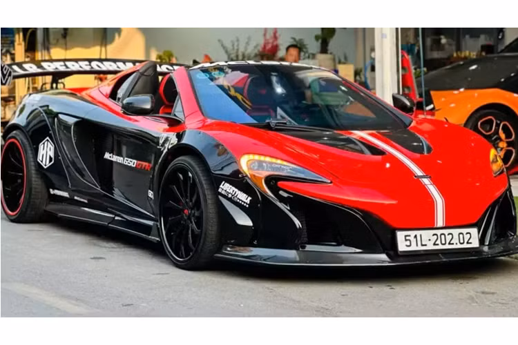 Siêu xe McLaren 650S Spider được trang bị động cơ V8, tăng áp kép, dung tích 3,8 lít, sản sinh công suất tối đa 641 mã lực. Động cơ kết hợp cùng hộp số tự động ly hợp kép 7 cấp và hệ dẫn động cầu sau, nhờ đó, siêu xe mui trần McLaren 650S Spider chỉ mất thời gian 3 giây là có thể tăng tốc từ vị trí xuất phát lên 100 km/h trước khi đạt vận tốc tối đa 328 km/h.