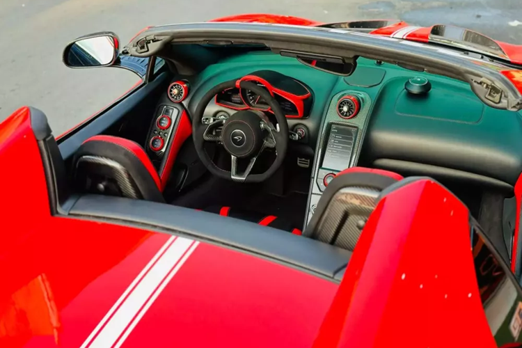 Được biết, sau khi mua lại chiếc siêu xe mui trần McLaren 650S Spider bản độ Liberty Walk, vị đại gia này đã cho xe rút hồ sơ và bấm biển số mới, tuy nhiên, kết quả lại không ra số đẹp, vì thế, tay chơi này quyết định đổi biển cho xế cưng chỉ vài ngày sau đó.