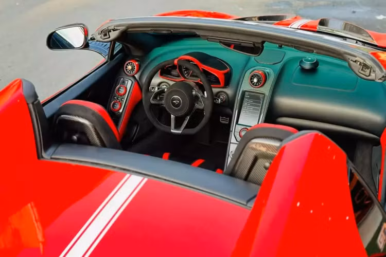 Được biết, sau khi mua lại chiếc siêu xe mui trần McLaren 650S Spider bản độ Liberty Walk, vị đại gia này đã cho xe rút hồ sơ và bấm biển số mới, tuy nhiên, kết quả lại không ra số đẹp, vì thế, tay chơi này quyết định đổi biển cho xế cưng chỉ vài ngày sau đó.