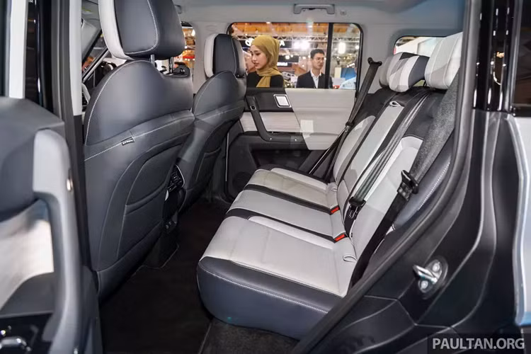 Bước vào bên trong mẫu SUV điện này, người dùng sẽ bắt gặp mặt táp-lô 2 tầng, vô lăng vát 2 đầu, tích hợp các phím chức năng, cửa gió điều hòa cỡ lớn và cụm điều khiển trung tâm với thiết kế lơ lửng, cho phép di chuyển linh hoạt giữa 2 ghế trước.