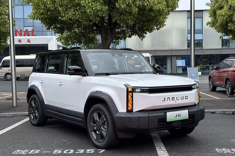 Sưởi vô lăng/ghế, ghế lái nhớ vị trí/massage/làm mát, ghế phụ lái chỉnh điện, rèm che nắng, đèn viền trang trí nội thất 64 màu, hệ thống cảnh báo áp suất lốp, hệ thống hỗ trợ lái thông minh có thể nhớ lộ trình và hỗ trợ đỗ xe thông minh.