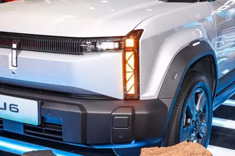 Jaecoo J6 được trang bị bảng đồng hồ kỹ thuật số 9,2 inch, màn hình cảm ứng trung tâm có kích thước lên đến 15,6 inch với các trò chơi điện tử và ứng dụng hát karaoke, 2 sạc điện thoại không dây 50W cũng như hệ thống ra lệnh bằng giọng nói 4 vùng, có thể dùng để điều khiển phần lớn các tính năng trên xe.