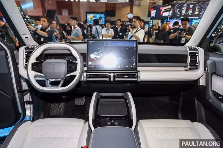 Để tạo ra vẻ ngoài khỏe khoắn cho Jaecoo J6, các nhà thiết kế của Chery đã tận dụng những chi tiết ngoại thất màu đen như cản trước, ốp cua ốp, nẹp sườn xe, các cột, nóc, baga nóc, ốp gương chiếu hậu và cản sau.