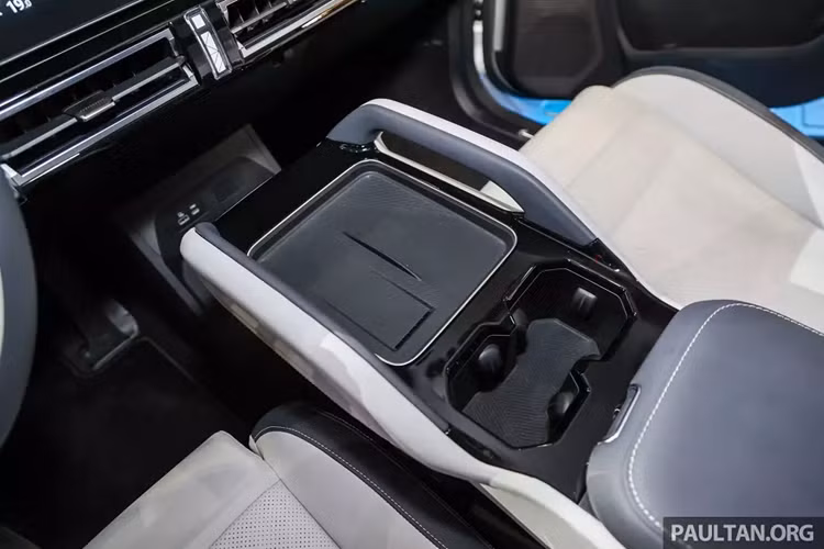 Ngay cả vỏ đèn pha và đèn hậu của xe cũng được sơn màu tối. Tùy theo phiên bản, xe sẽ dùng vành có đường kính 18 inch hoặc 19 inch. Bên trong Jaecoo J6 là không gian nội thất 2 hàng ghế với 5 chỗ ngồi. Nội thất của xe kết hợp các màu sắc tương phản như xanh lục - đen hoặc trắng - đen nhằm tạo sự trẻ trung và giảm bớt sự nhàm chán.