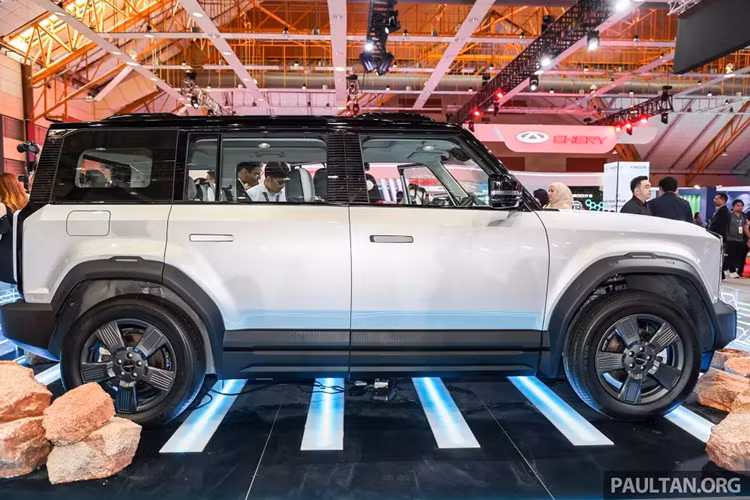 Đồng thời, SUV điện Jaecoo J6 cũng là phiên bản dành cho thị trường quốc tế của mẫu xe Chery iCar 03 bán ở Trung Quốc. Jaecoo J6 được định vị trong phân khúc SUV cỡ B với kích thước dài x rộng x cao lần lượt 4.406 x 1.910 x 1.715 mm và chiều dài cơ sở 2.715 mm. Như vậy, mẫu xe này sẽ là đối thủ tiềm năng của VinFast VF6.