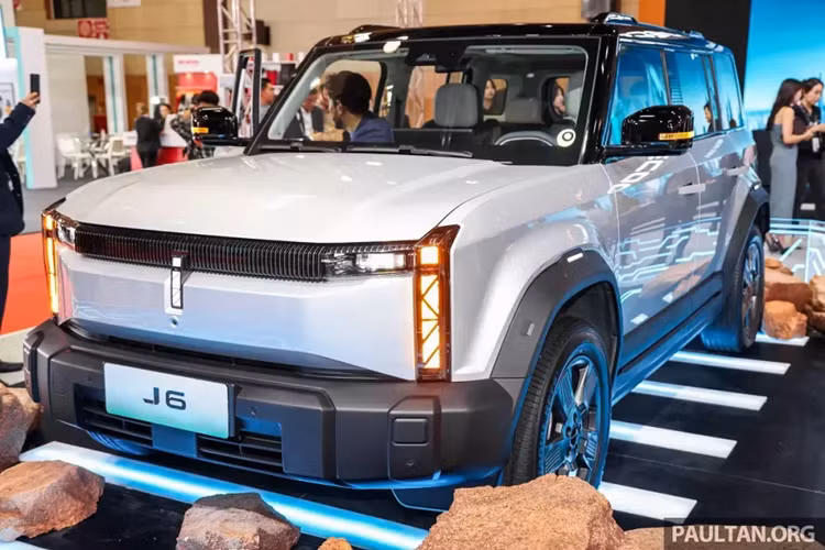  Jaecoo J6 2024 mới là mẫu SUV thuần điện đã lần đầu tiên ra mắt tại Thái Lan vào hồi tháng 3/2024. Trong triển lãm Malaysia Autoshow 2024 mới đây, hãng xe Trung Quốc Chery đã tiếp tục mang mẫu SUV điện này đến trưng bày và giới thiệu. J6 là mẫu xe tiếp theo của thương hiệu Jaecoo trực thuộc hãng Chery, bên cạnh J7 và J8.