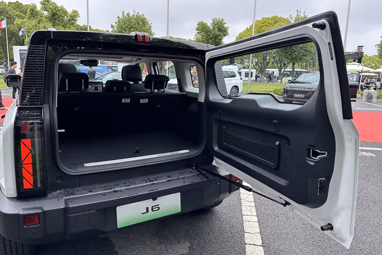 Hiện thông số động cơ của Jaecoo J6 chưa được hé lộ. Trong khi đó, Chery iCar 03 tại Trung Quốc có 2 phiên bản là dẫn động cầu cầu sau RWD và dẫn động 4 bánh AWD. Phiên bản RWD chỉ có 1 mô-tơ điện mạnh 184 mã lực và 220 Nm. Hai con số tương ứng của phiên bản AWD là 279 mã lực và 385 Nm.