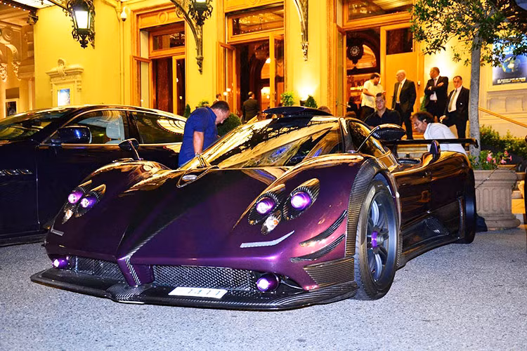 Sức mạnh được truyền tới cầu sau thông qua hộp số sàn 6 cấp. Trong khi các phiên bản khác dùng hộp số tự động với lẫy chuyển số. Theo báo giới Anh Quốc đưa tin, Lewis Hamilton đã bán bán chiếc Pagani Zonda 760 LH cho một khách hàng thương gia với giá 8,5 triệu bảng Anh (khoảng 259 tỷ đồng).