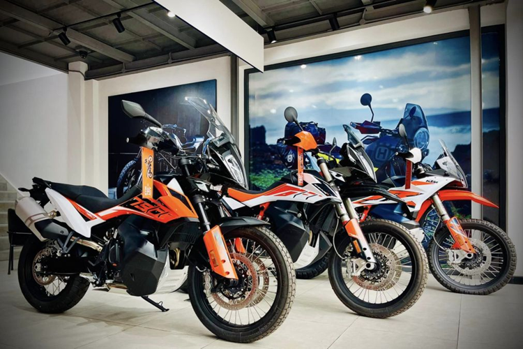 Tuy nhiên, đây là lần giảm giá sâu chưa từng thấy của KTM kể từ khi hãng xe này thuộc quyền phân phối của AI Naboodah. Một số tư vấn bán hàng cho biết, thực chất lần ưu đãi sâu này chỉ để “dọn kho” những mẫu xe sản xuất từ năm 2023, chứ không liên quan đến việc khủng hoảng của KTM tại Châu Âu.